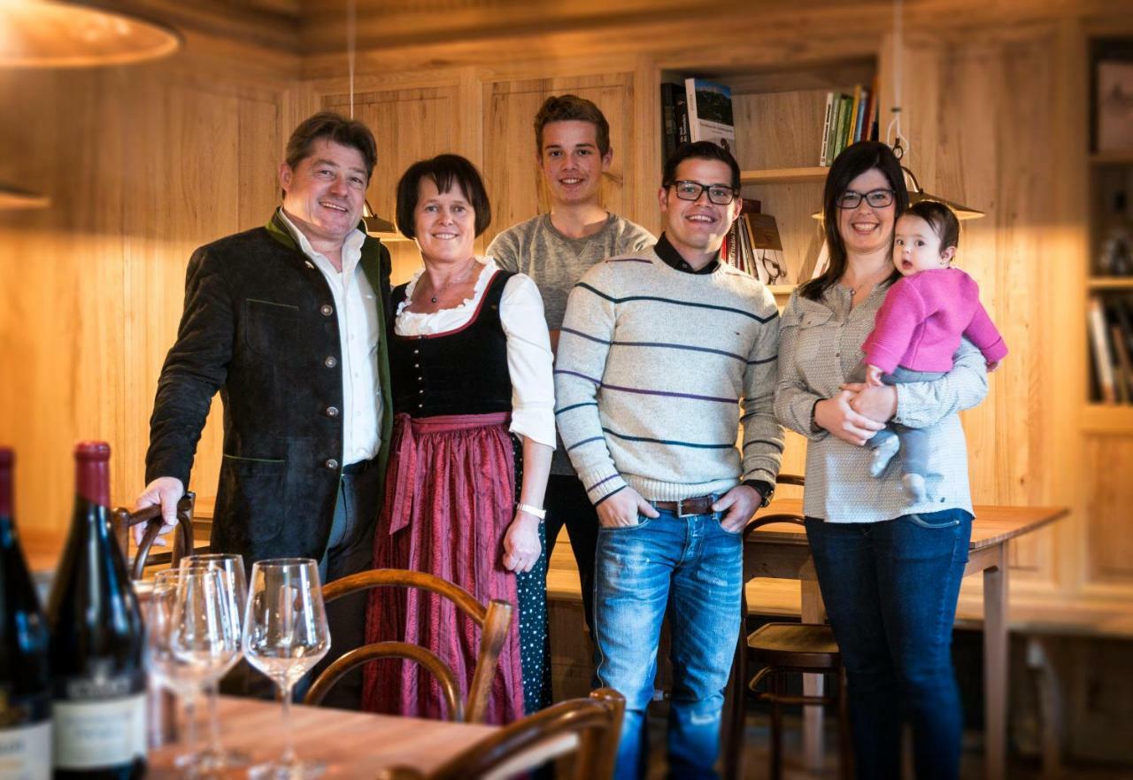 Hotel Weingut Klosterhof 칼다로 외부 사진